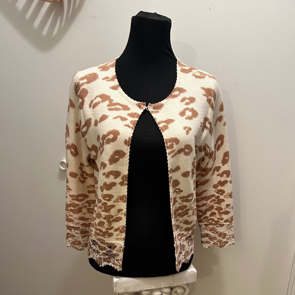 50%offw❤️ CHICO'S 0 Women med 8 Charlee Cardigan Cheetah Beige Crochet Trim ♥️59